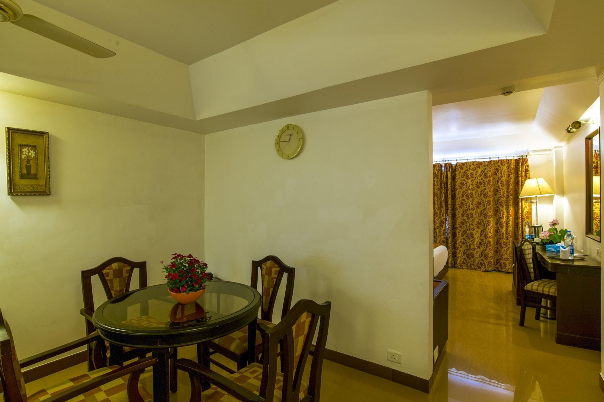 Golf View Hotels & Suites Nedumbassery Exteriör bild
