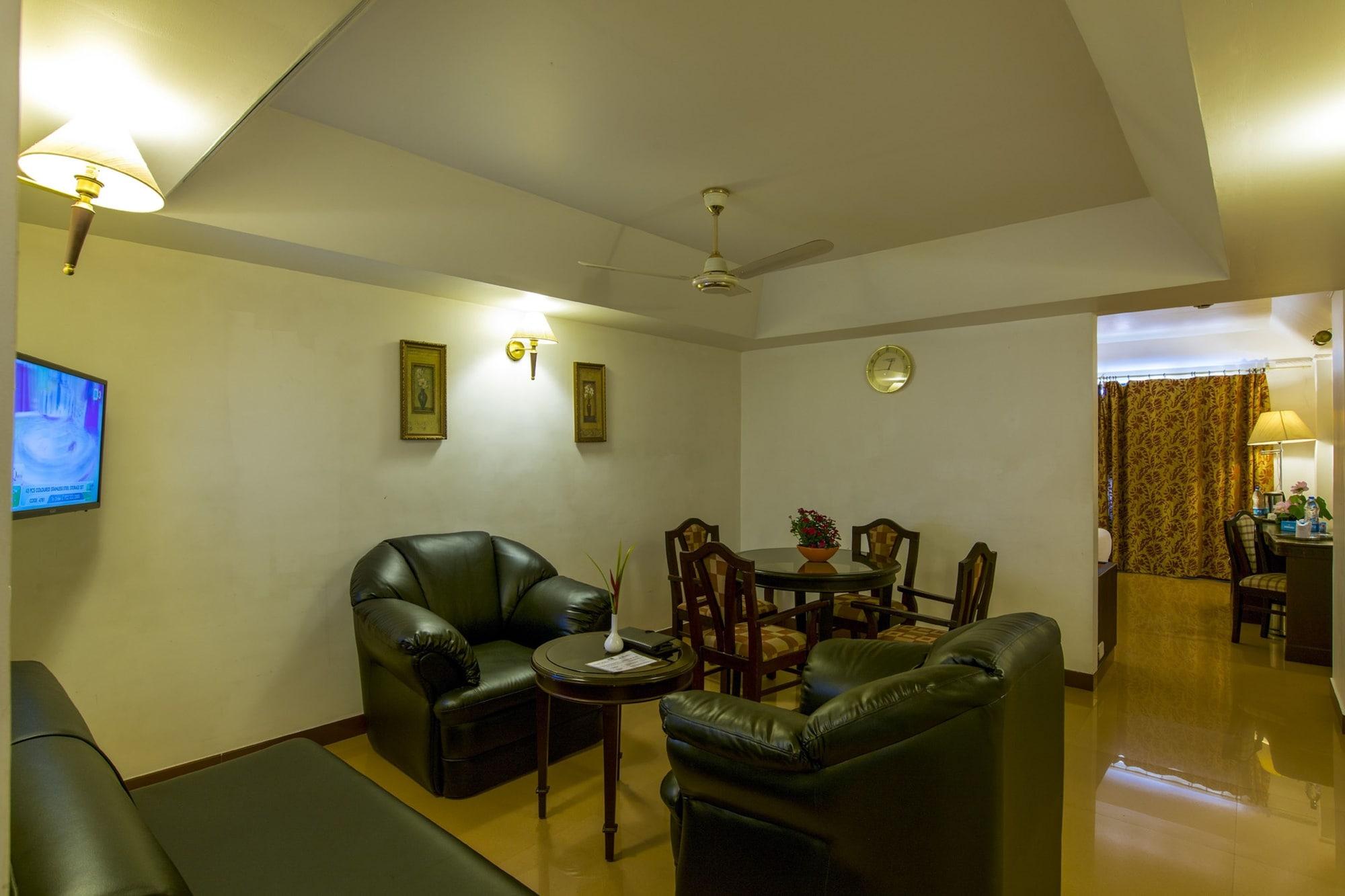 Golf View Hotels & Suites Nedumbassery Exteriör bild