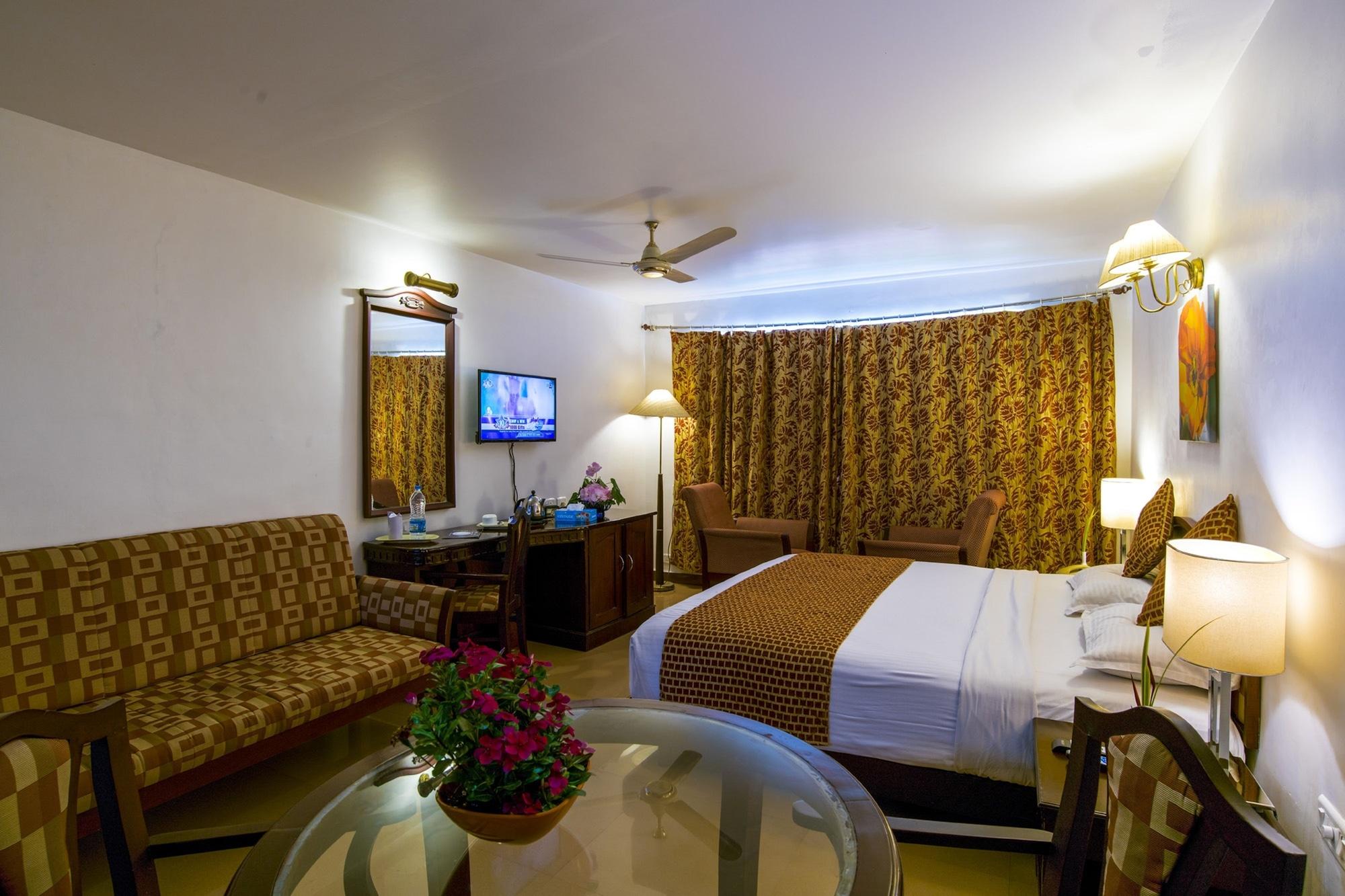 Golf View Hotels & Suites Nedumbassery Exteriör bild