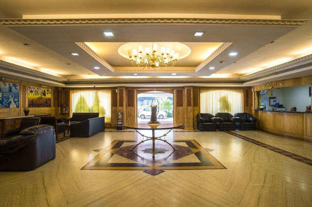 Golf View Hotels & Suites Nedumbassery Exteriör bild