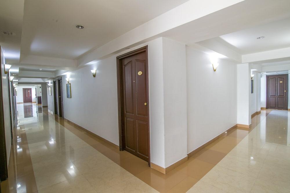 Golf View Hotels & Suites Nedumbassery Exteriör bild