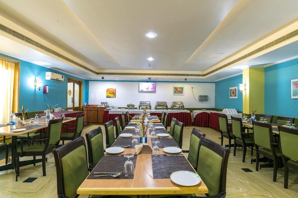 Golf View Hotels & Suites Nedumbassery Exteriör bild