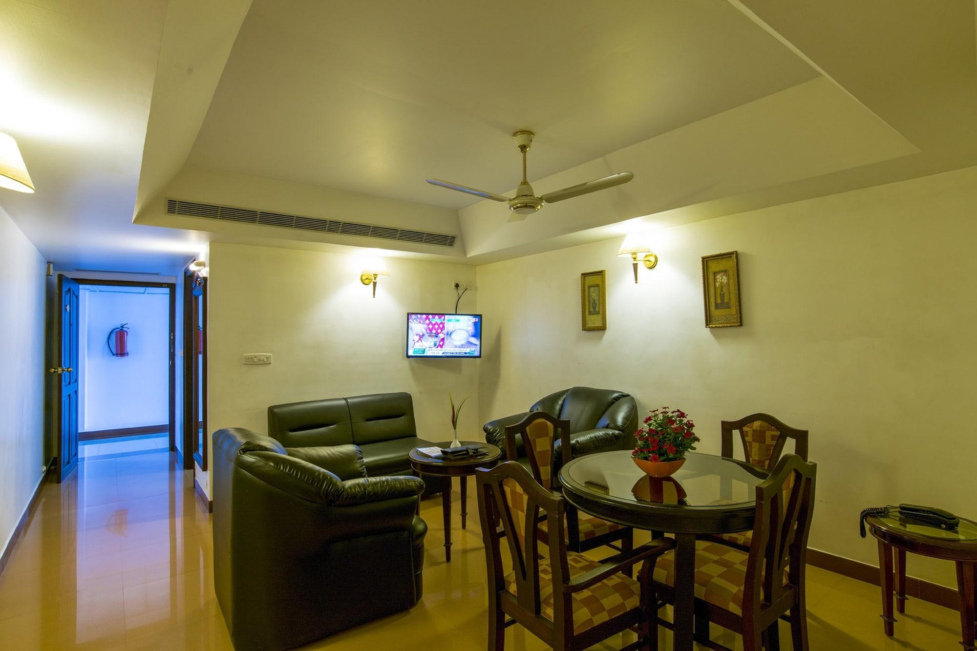 Golf View Hotels & Suites Nedumbassery Exteriör bild