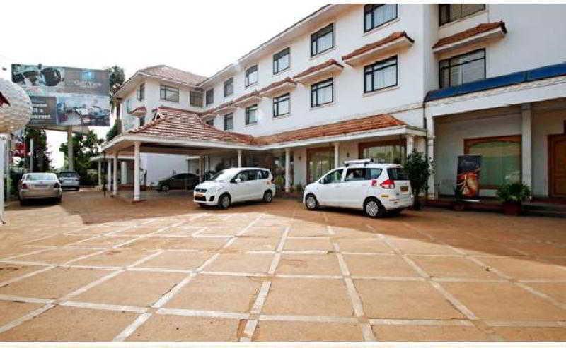 Golf View Hotels & Suites Nedumbassery Exteriör bild