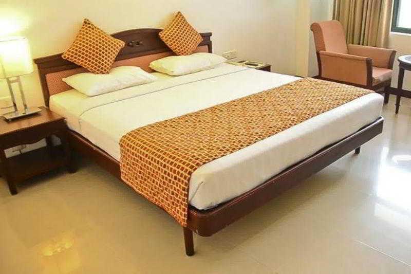 Golf View Hotels & Suites Nedumbassery Exteriör bild