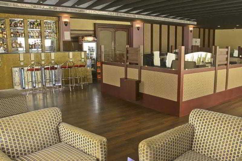 Golf View Hotels & Suites Nedumbassery Exteriör bild