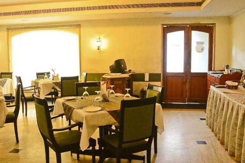 Golf View Hotels & Suites Nedumbassery Exteriör bild