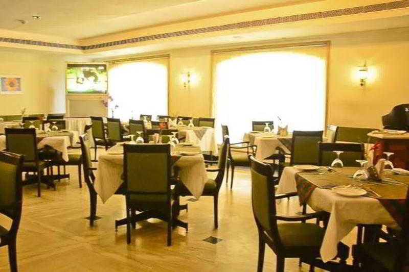 Golf View Hotels & Suites Nedumbassery Exteriör bild