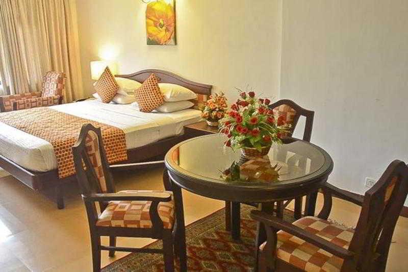 Golf View Hotels & Suites Nedumbassery Exteriör bild
