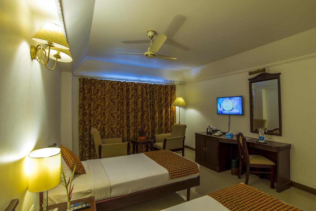 Golf View Hotels & Suites Nedumbassery Exteriör bild