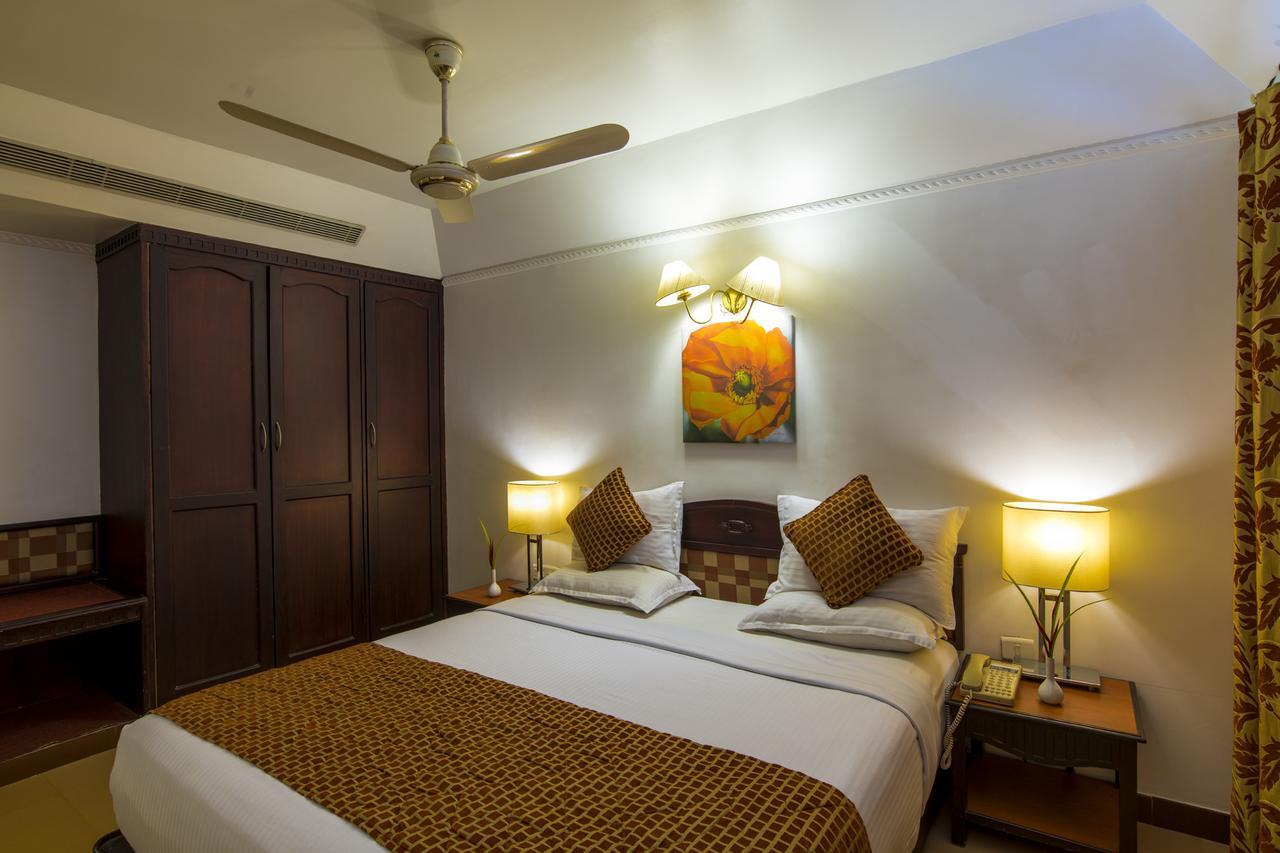 Golf View Hotels & Suites Nedumbassery Exteriör bild