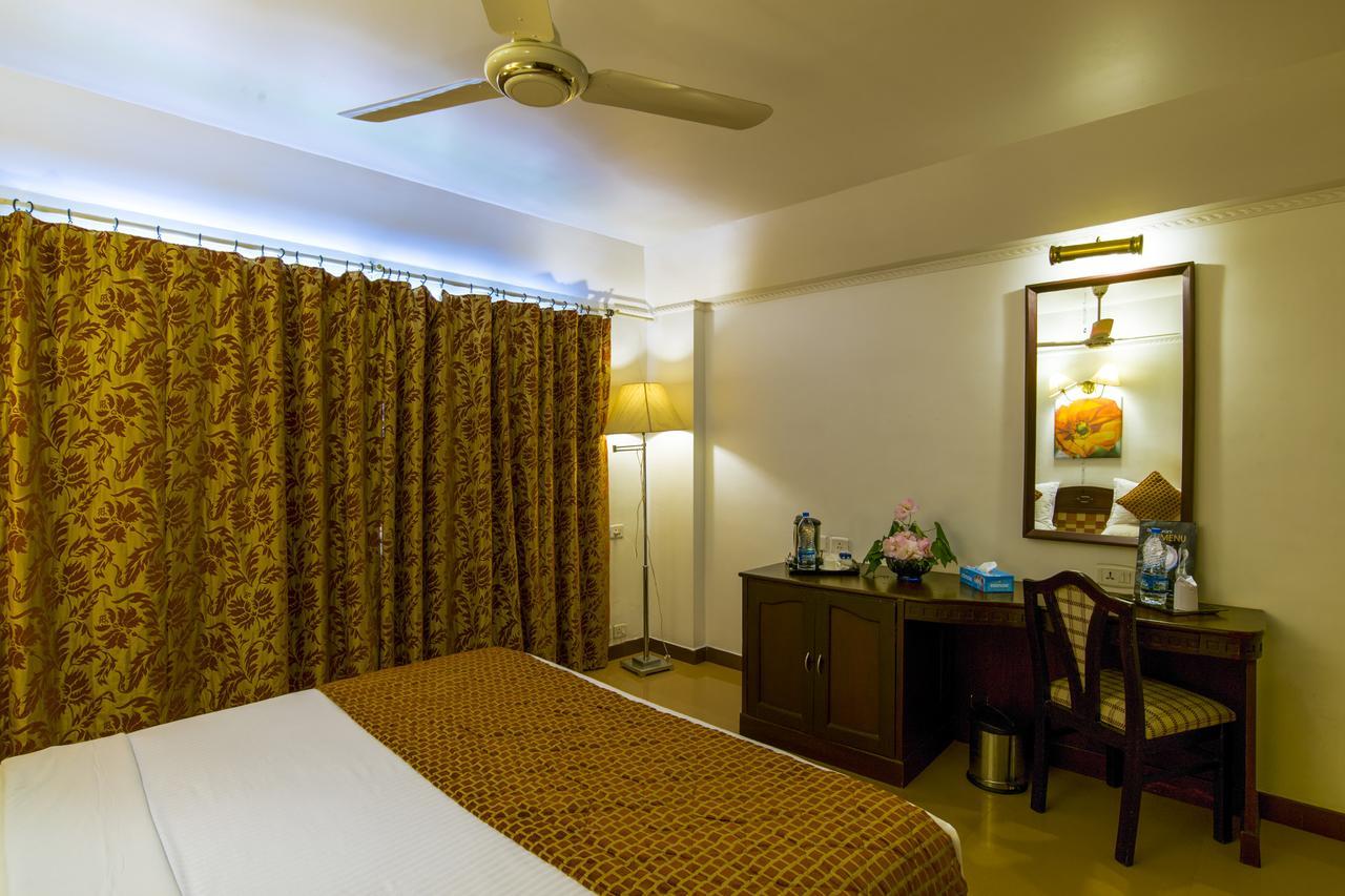 Golf View Hotels & Suites Nedumbassery Exteriör bild