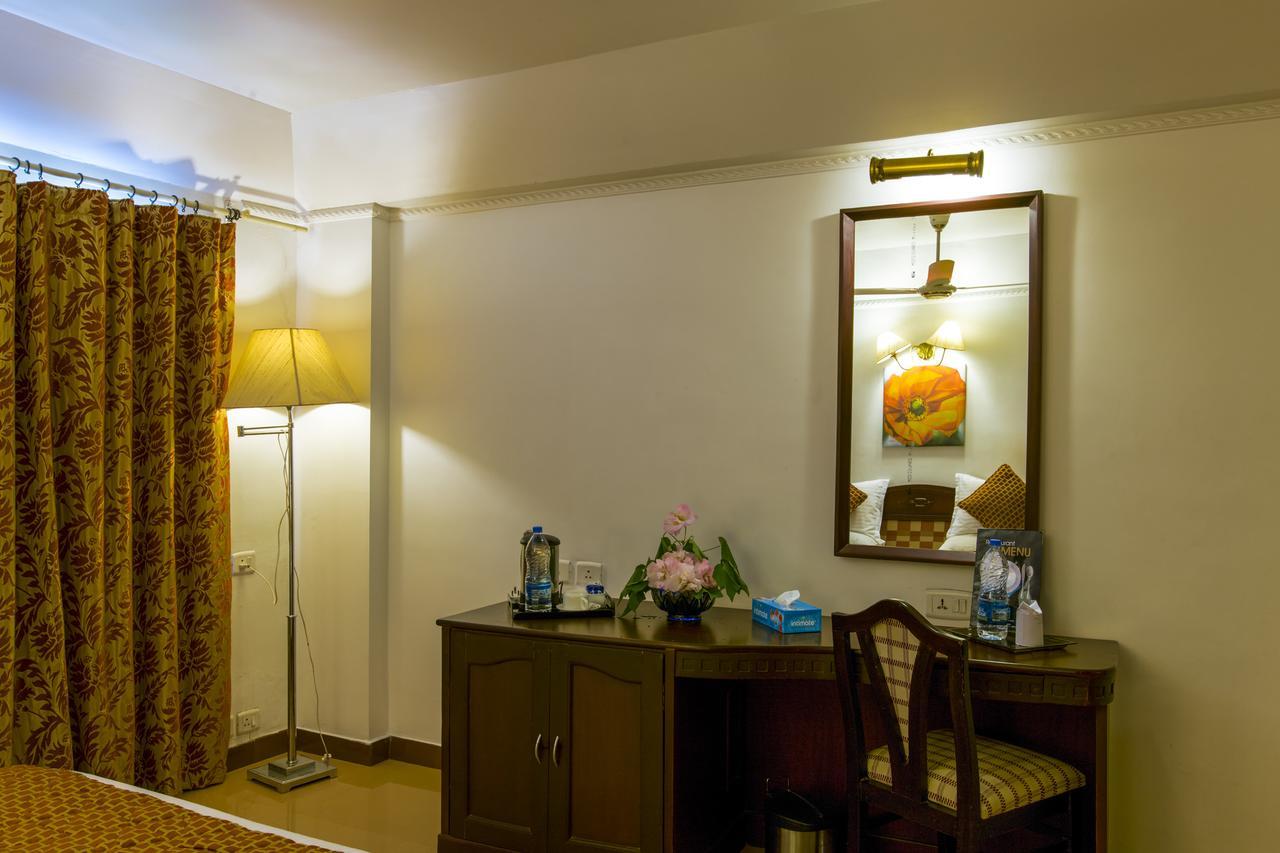 Golf View Hotels & Suites Nedumbassery Exteriör bild