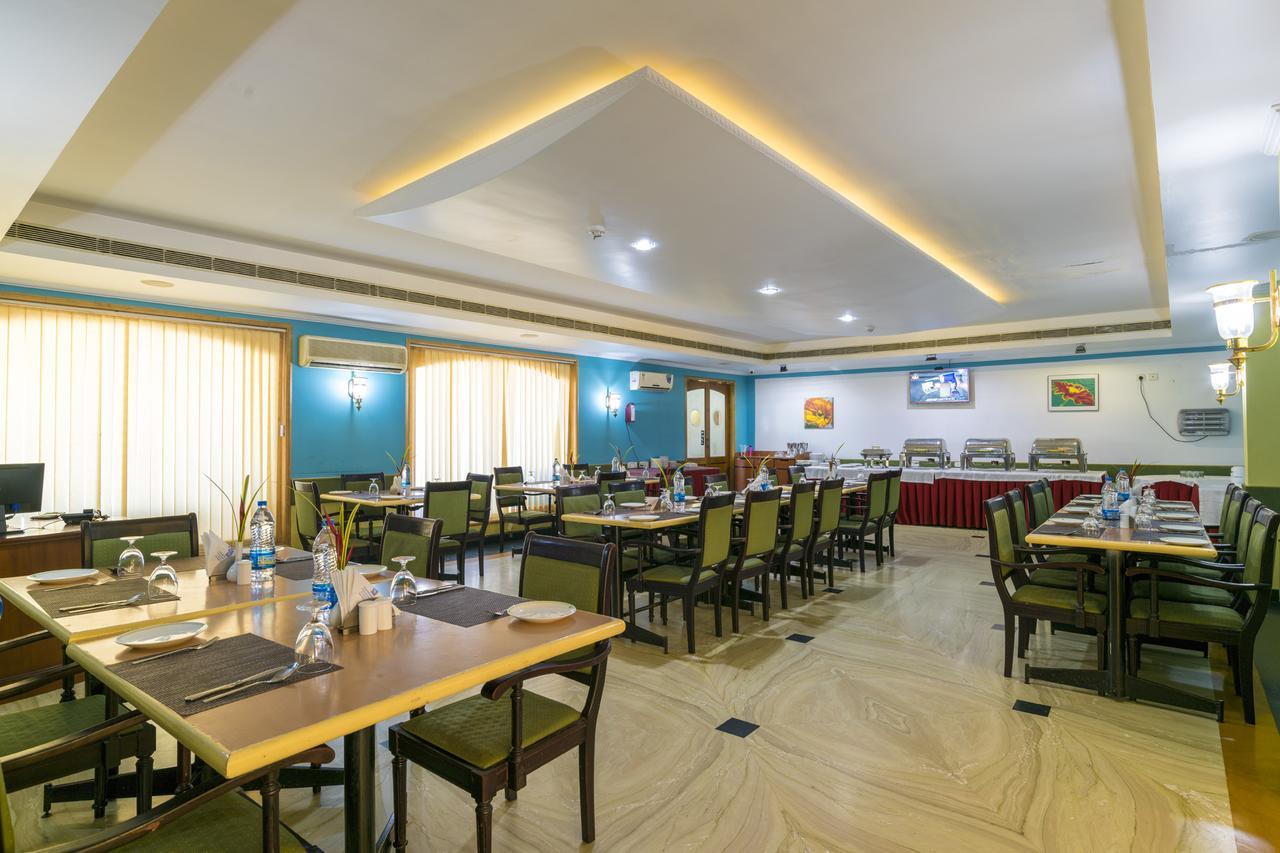 Golf View Hotels & Suites Nedumbassery Exteriör bild