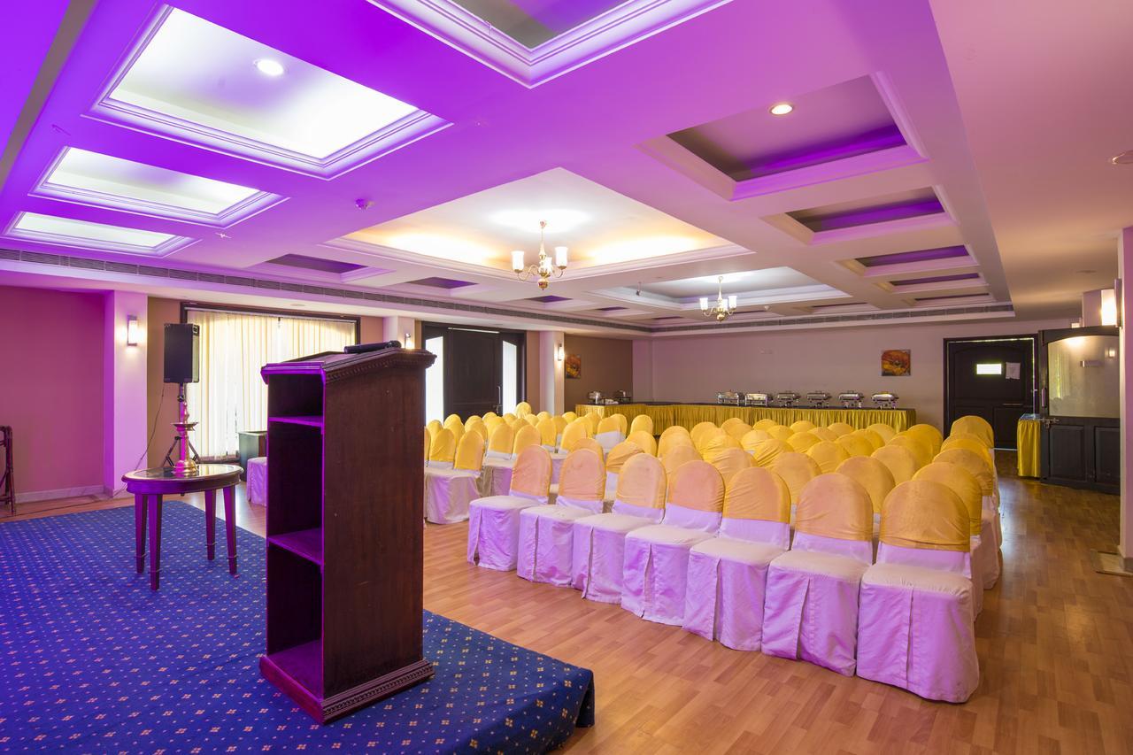 Golf View Hotels & Suites Nedumbassery Exteriör bild