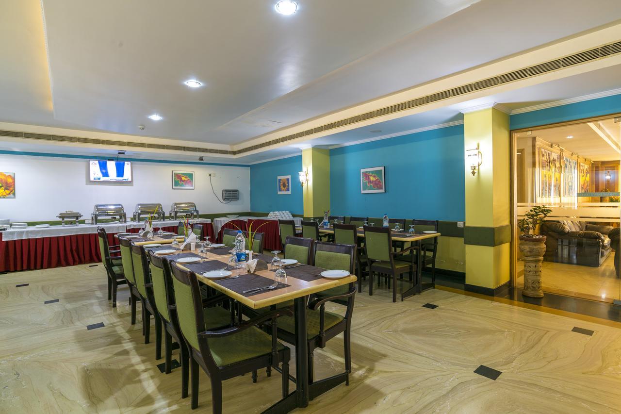 Golf View Hotels & Suites Nedumbassery Exteriör bild