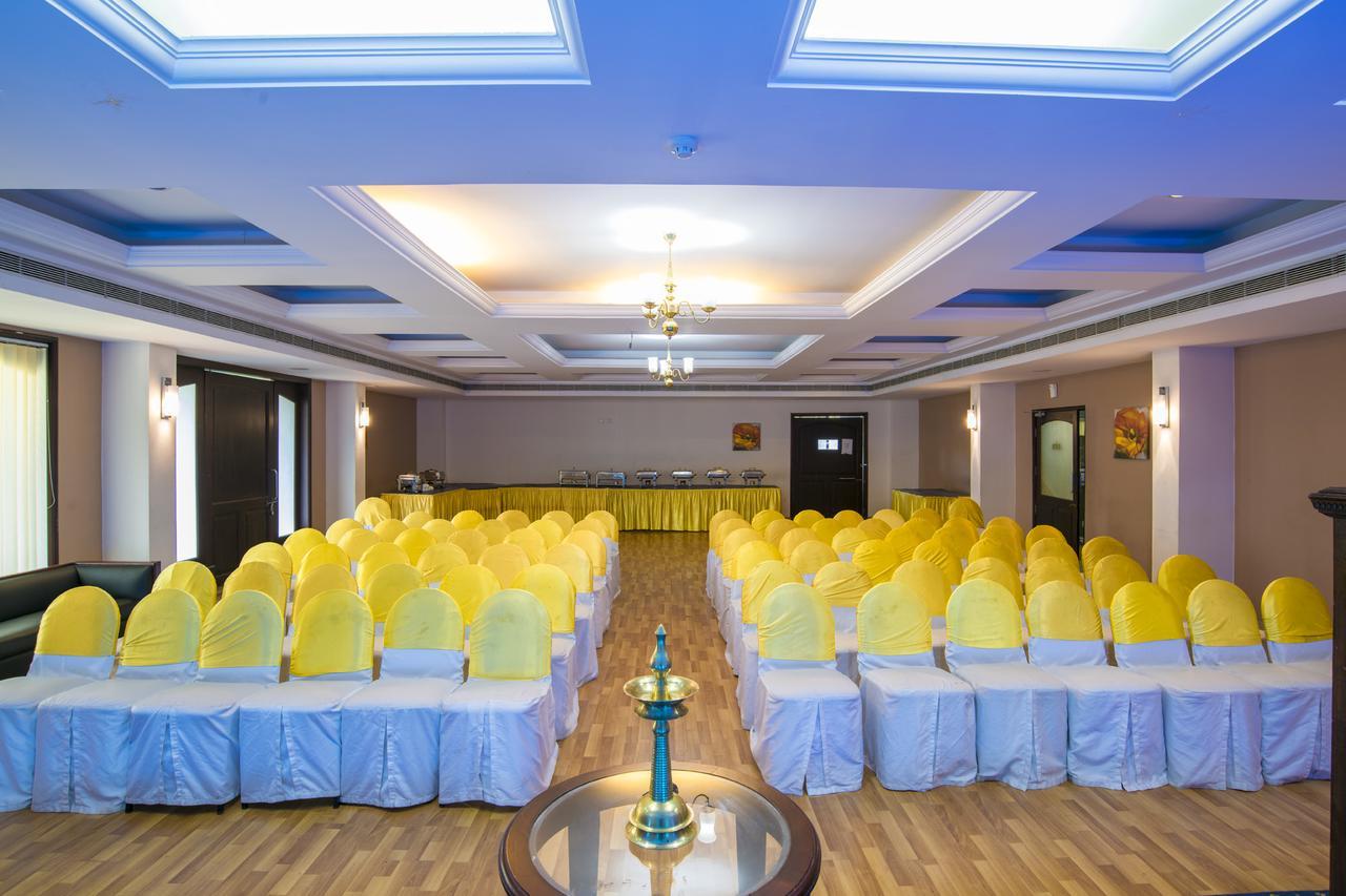 Golf View Hotels & Suites Nedumbassery Exteriör bild