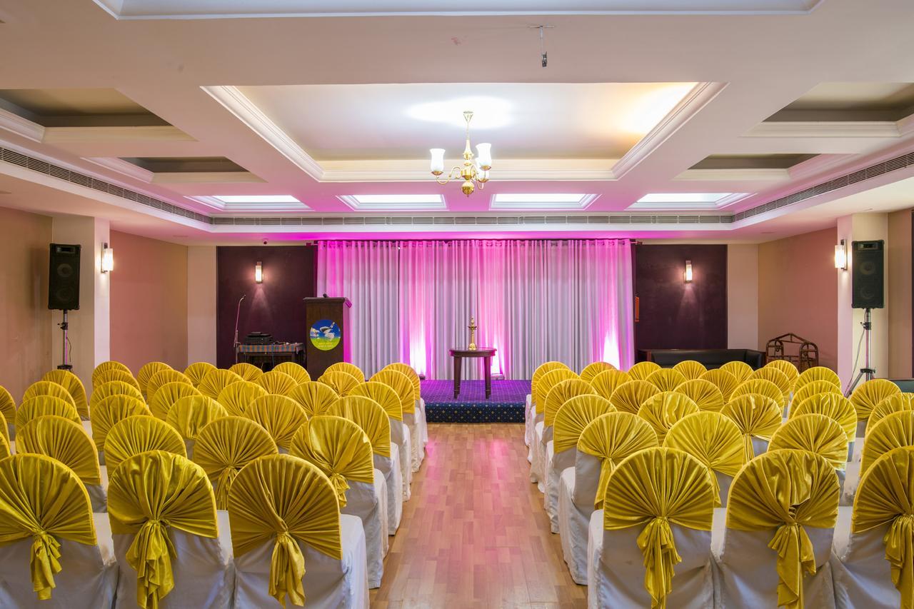 Golf View Hotels & Suites Nedumbassery Exteriör bild