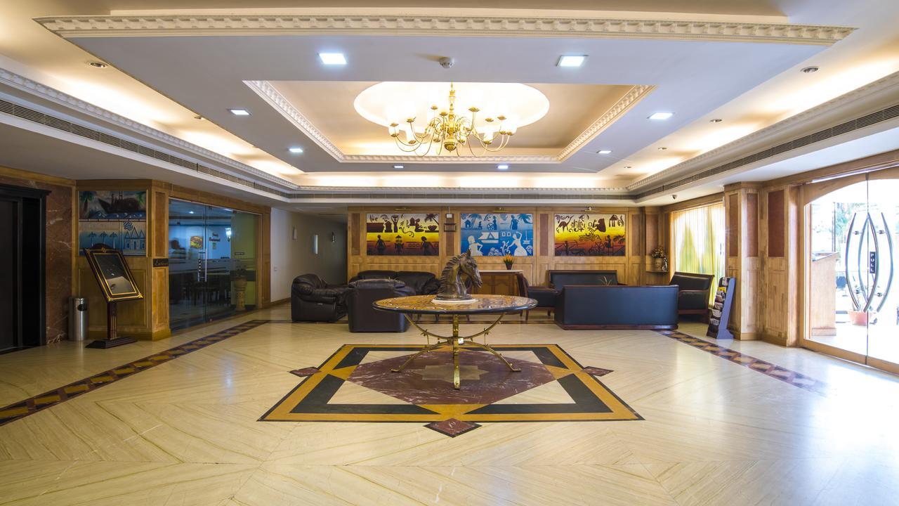 Golf View Hotels & Suites Nedumbassery Exteriör bild