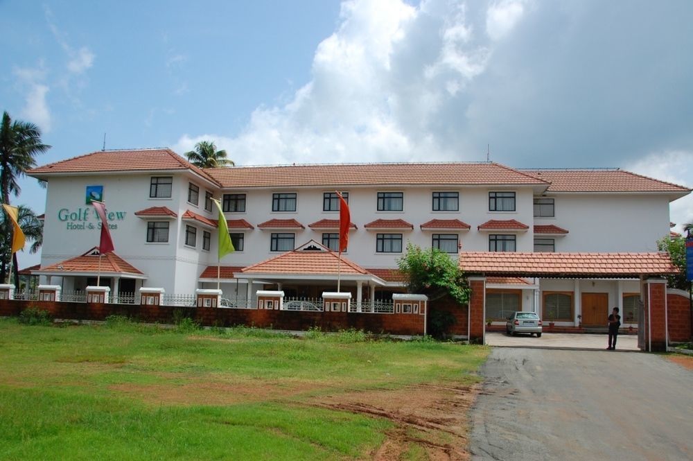 Golf View Hotels & Suites Nedumbassery Exteriör bild