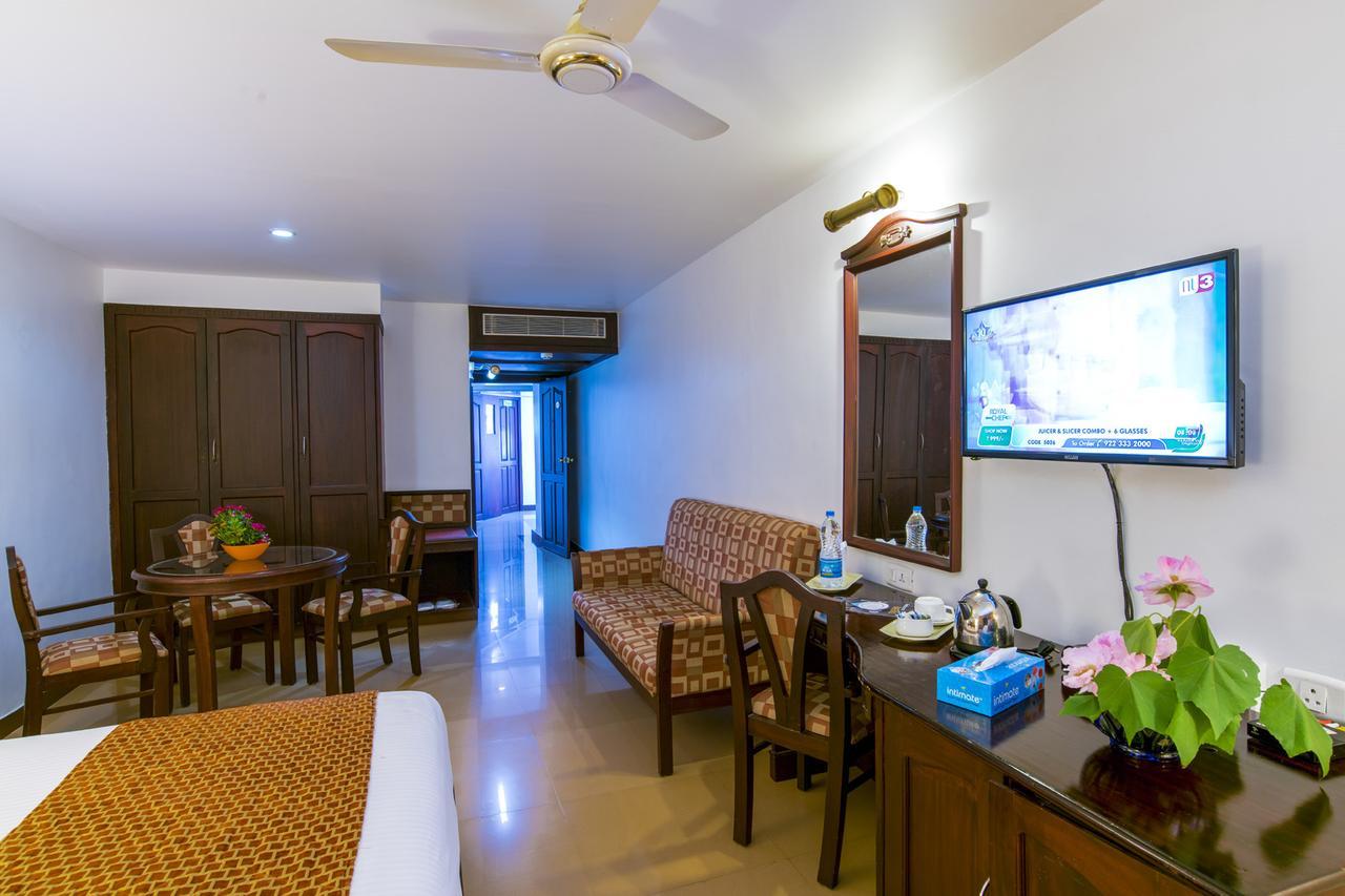 Golf View Hotels & Suites Nedumbassery Exteriör bild