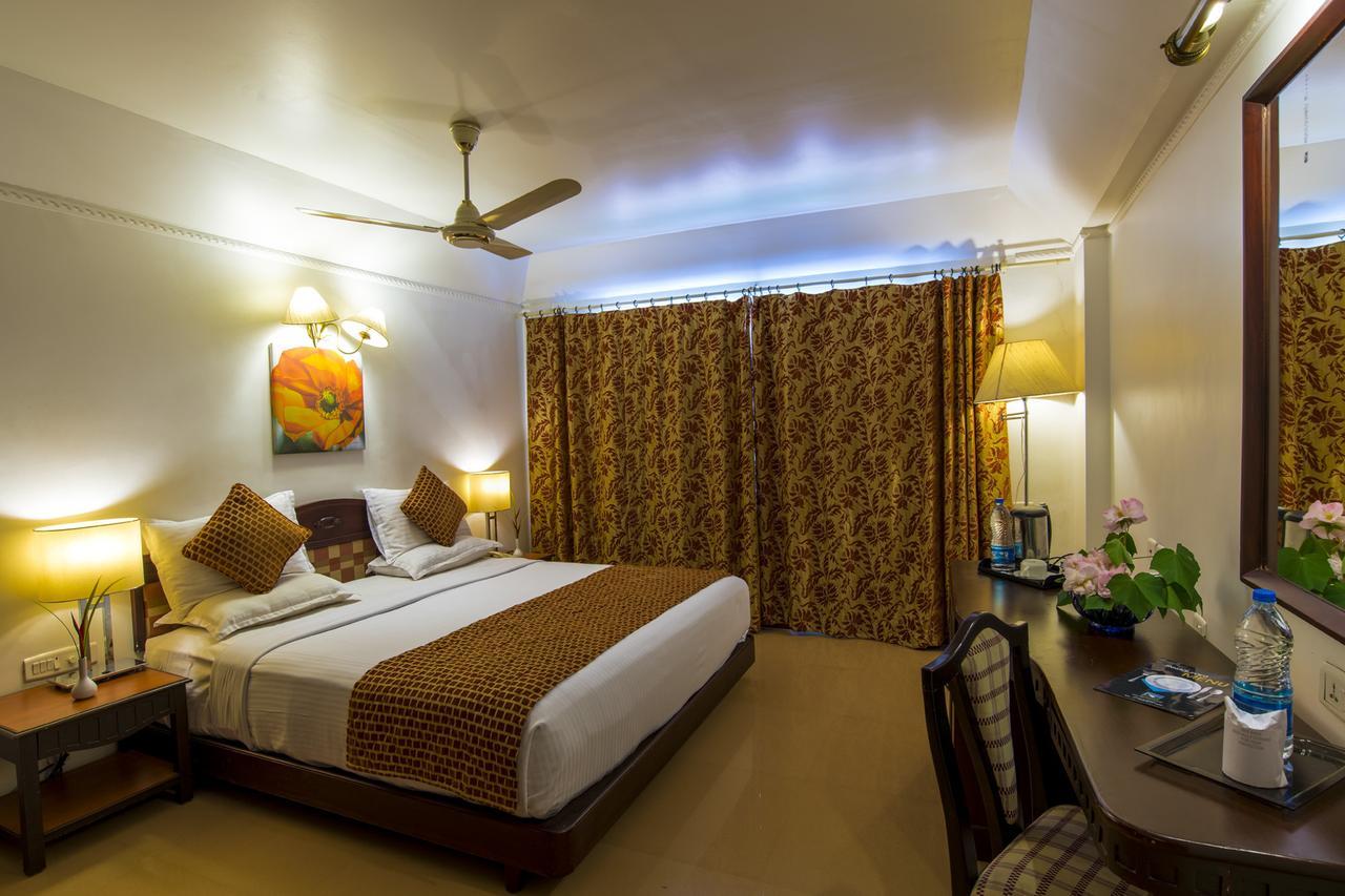 Golf View Hotels & Suites Nedumbassery Exteriör bild
