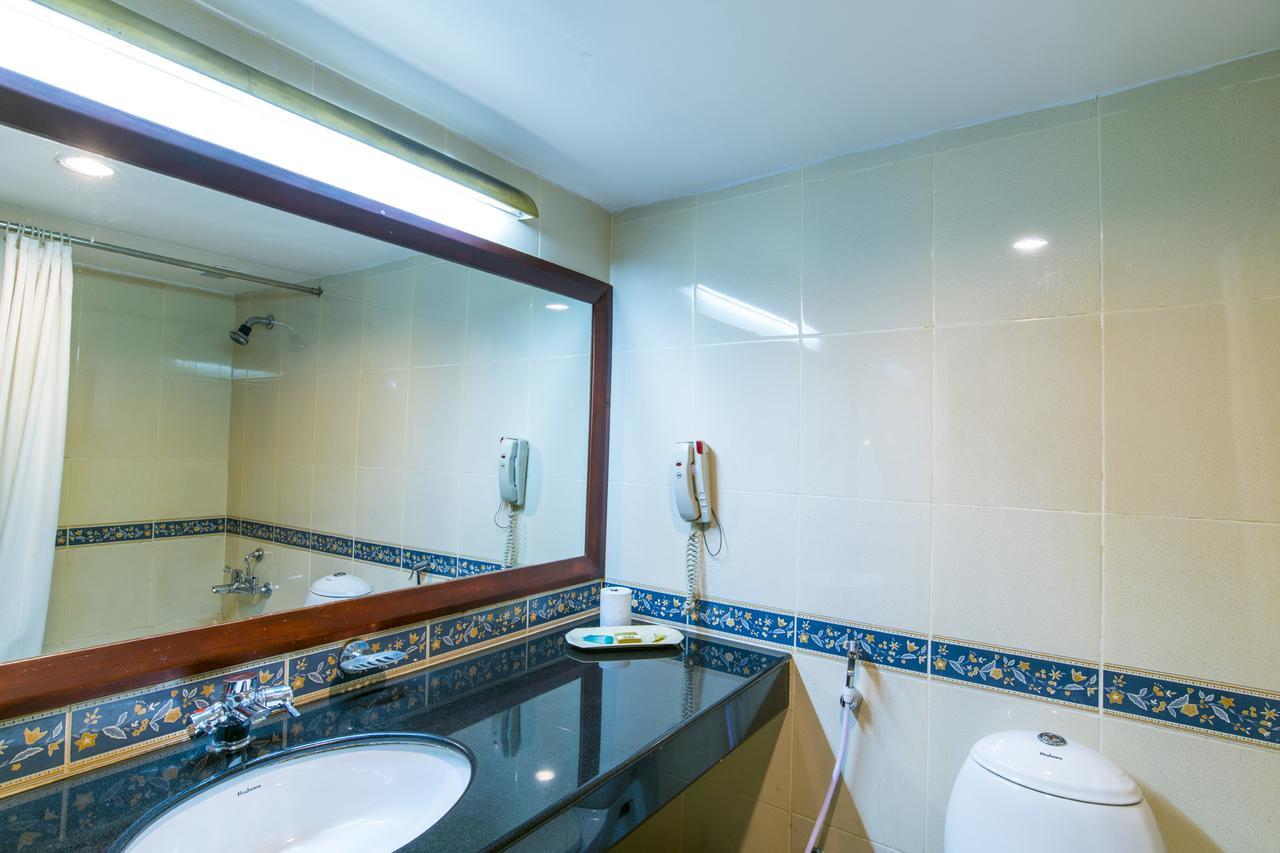 Golf View Hotels & Suites Nedumbassery Exteriör bild