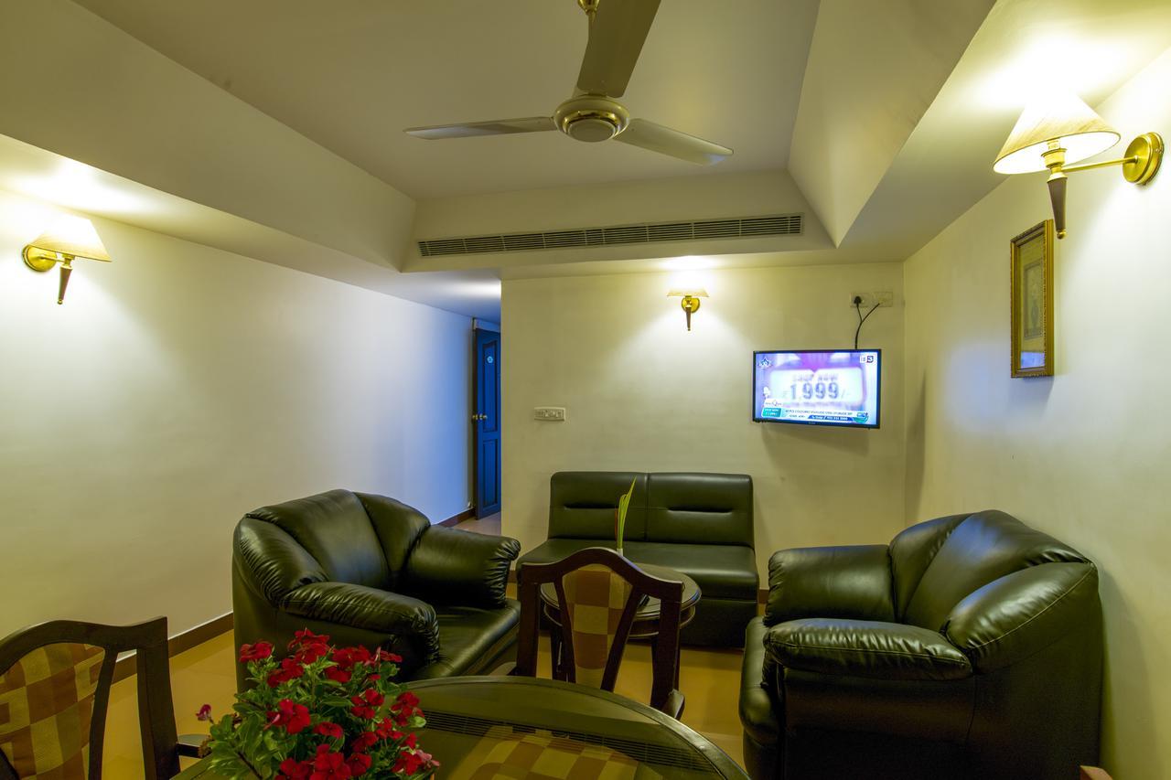 Golf View Hotels & Suites Nedumbassery Exteriör bild